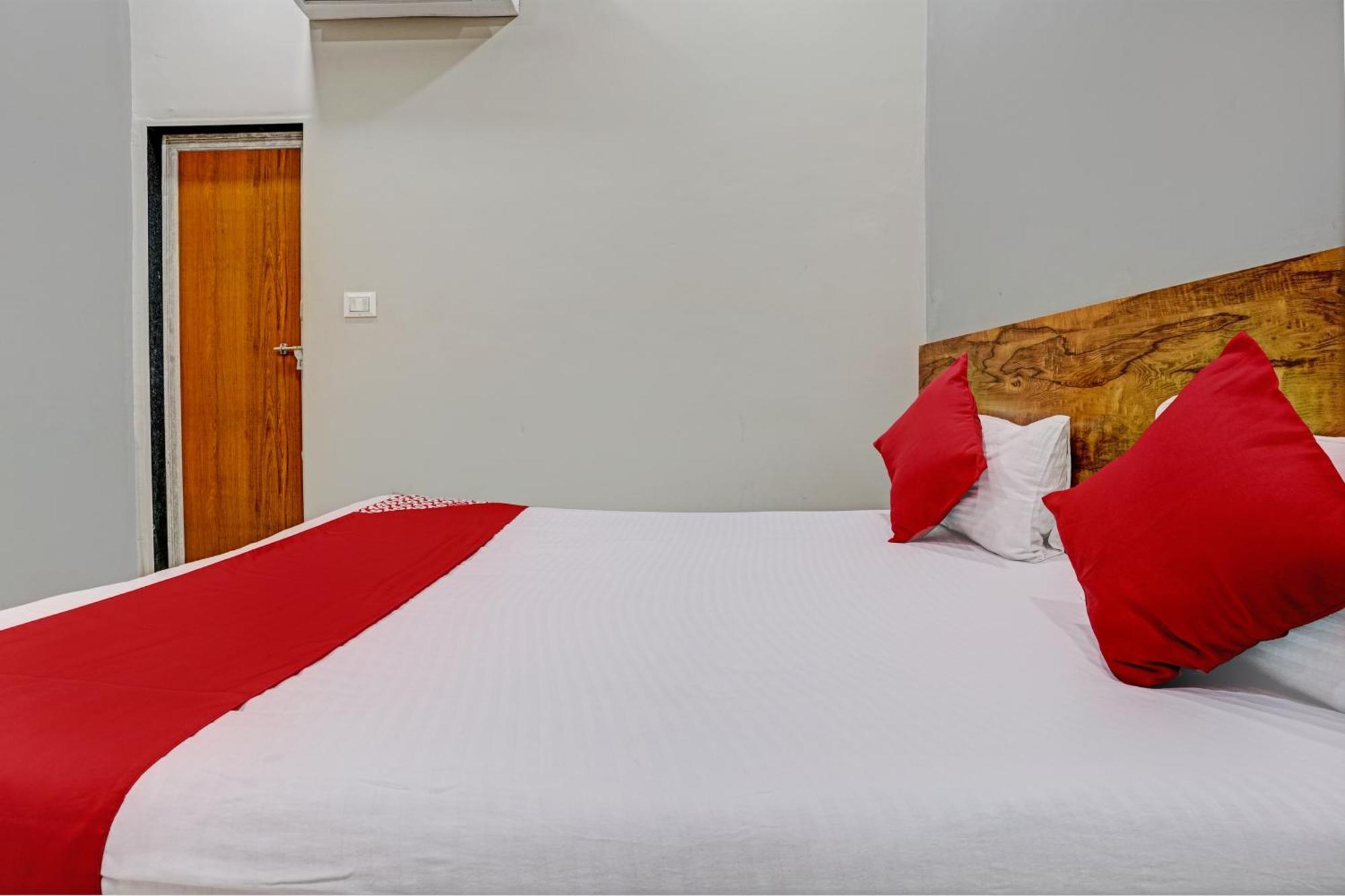Oyo Flagship Hotel 9 Szúrat Kültér fotó