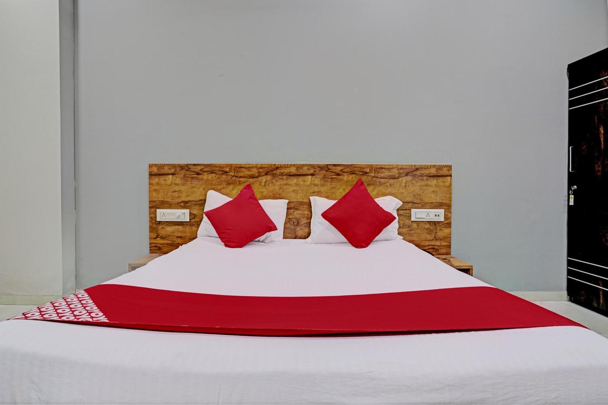 Oyo Flagship Hotel 9 Szúrat Kültér fotó